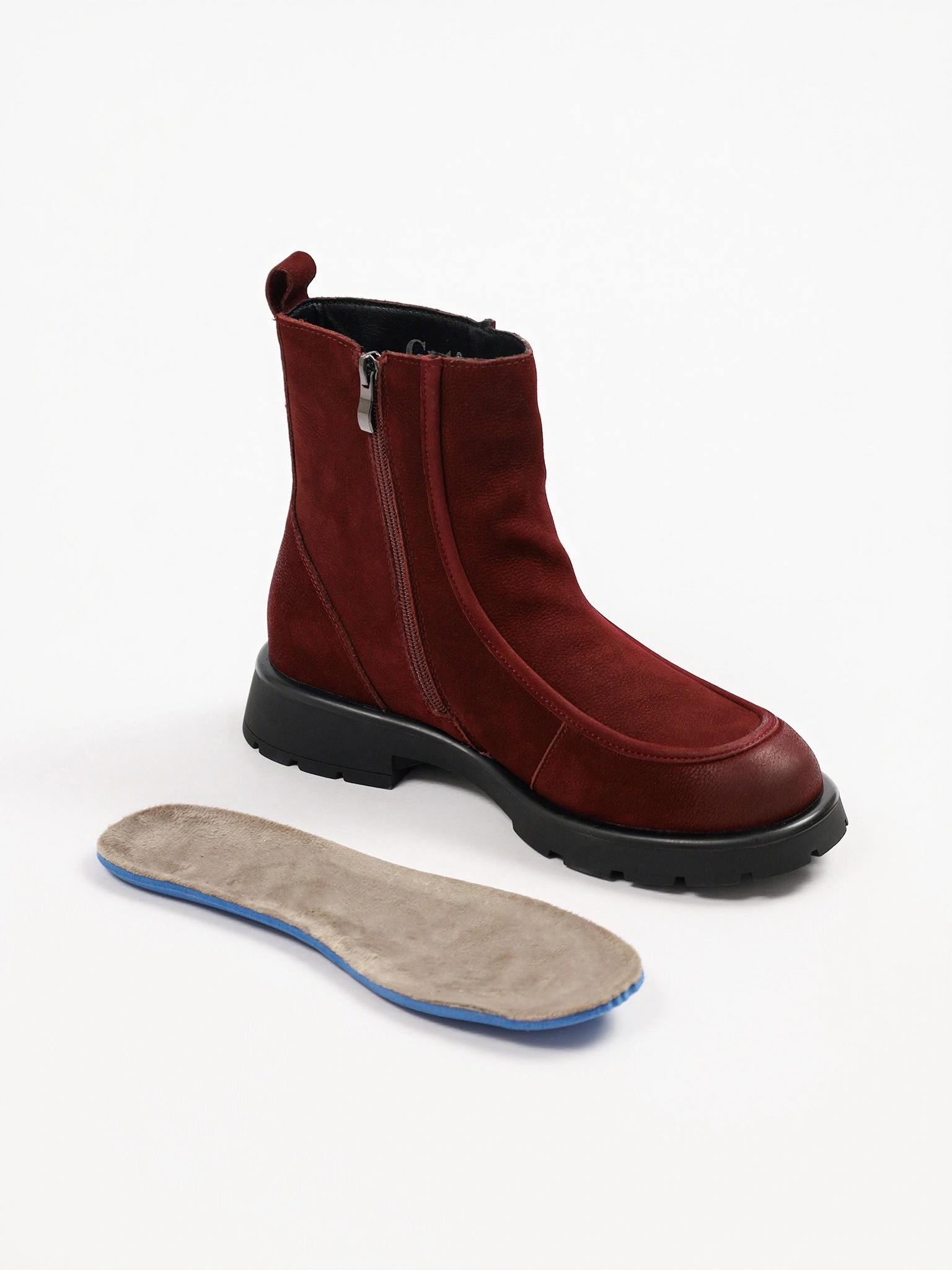 Ботинки бордового цвета на рельефной подошве